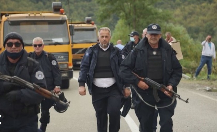 Полицейските части се изтеглят от границата между Косово и Сърбия.
Браздата